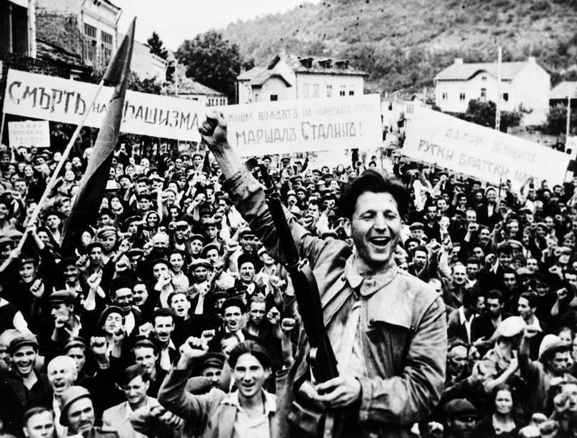 People of Lovech city in Bulgaria welcome the Soviet Red Army to come and liberate the city (September 1944). (Photo: International documents/VNA)