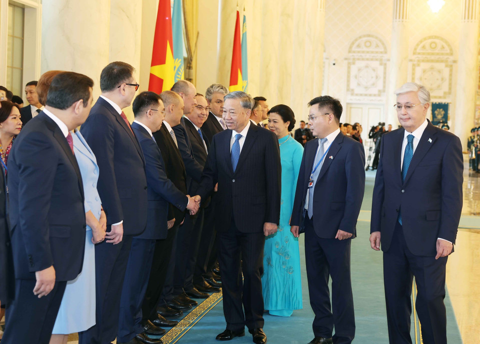 General Secretary To Lam shakes hands with members of the Kazakhstan delegation at the welcoming ceremony. (Photo: VNA)