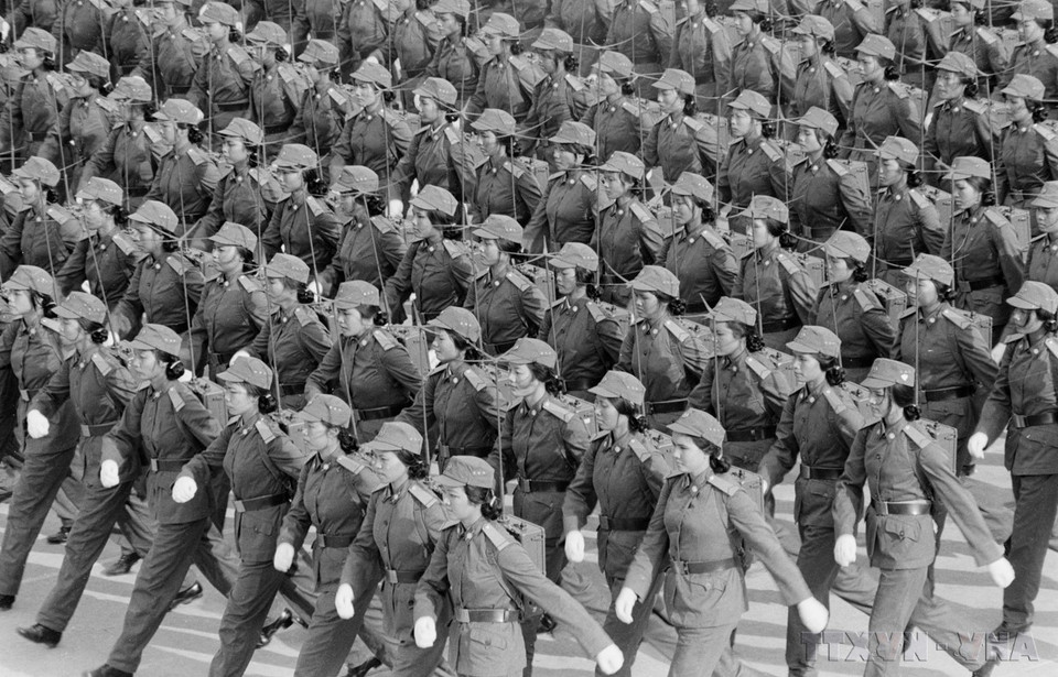 Female soldiers of the Vietnam People’s Army take part in the parade. (Photo: VNA)