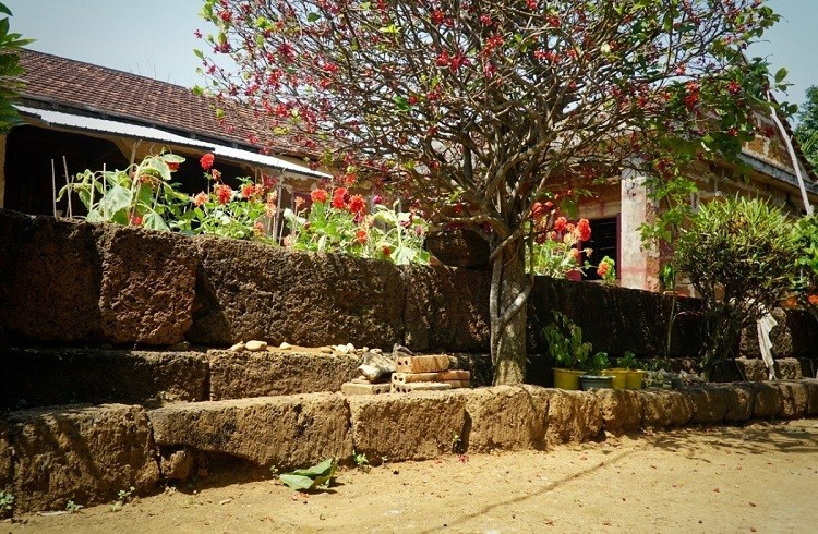 A fence made from laterite in Van Tuong Village, Binh Hai Commune, Binh Son District. (Photo: Vnexpress)