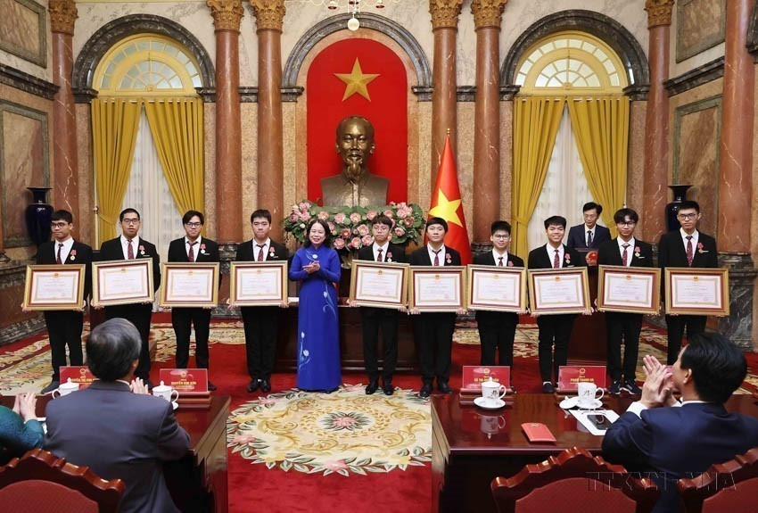 Vice President Vo Thi Anh Xuan meets and presents Labour Orders to students winning international Olympiads and science-technology contests, Hanoi, Dec. 28, 2024. (Photo: VNA)