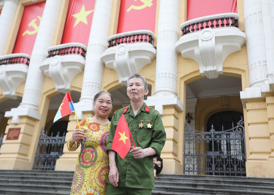 A veteran commemorates a meaningful moment on the 50th anniversary of national reunification. (Photo: VNA)