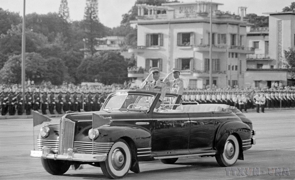 General Vo Nguyen Giap reviews armed forces units participating in the parade. (Photo: VNA)