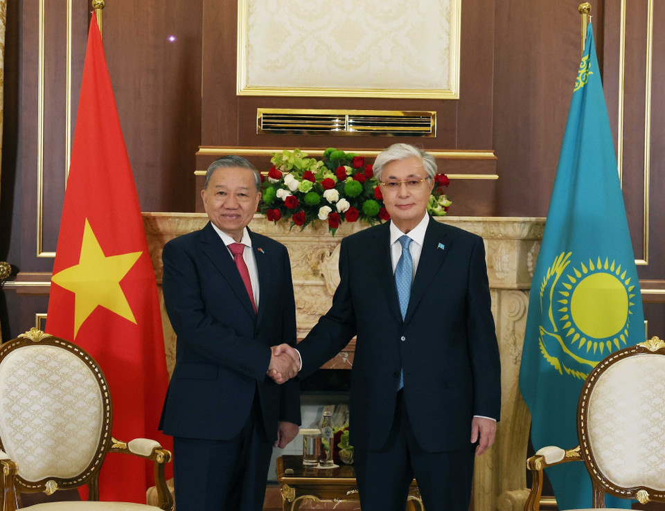 President of Kazakhstan Kassym-Jomart Tokayev welcomes Party General Secretary To Lam. (Photo: VNA)