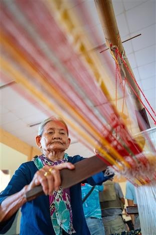 Creating beautiful products requires great concentration and perseverance from skilled artisans. (Photo: VNA)