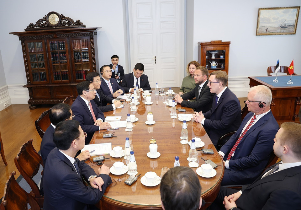 Prime Minister Pham Minh Chinh holds talks with Prime Minister Kristen Michal. (Photo: VNA)