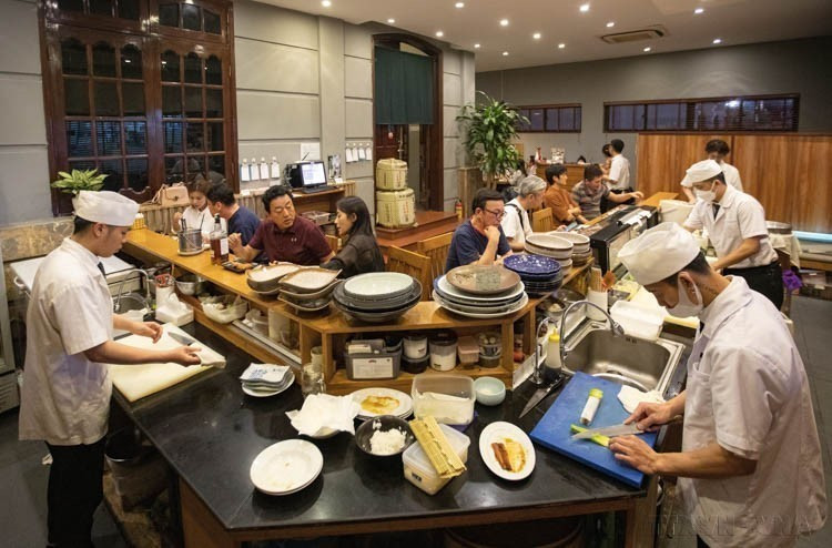 To meet growing interest in Japanese cuisine – recognized by UNESCO in 2013 as an Intangible Cultural Heritage – a wide range of Japanese-style eateries and restaurants, from casual to upscale, have opened in Hanoi, contributing to bilateral exchange and cooperation (April 18, 2023). (Photo: VNA)