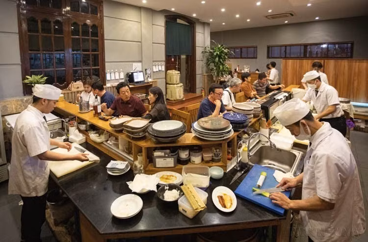 To meet growing interest in Japanese cuisine – recognized by UNESCO in 2013 as an Intangible Cultural Heritage – a wide range of Japanese-style eateries and restaurants, from casual to upscale, have opened in Hanoi, contributing to bilateral exchange and cooperation (April 18, 2023). (Photo: VNA)