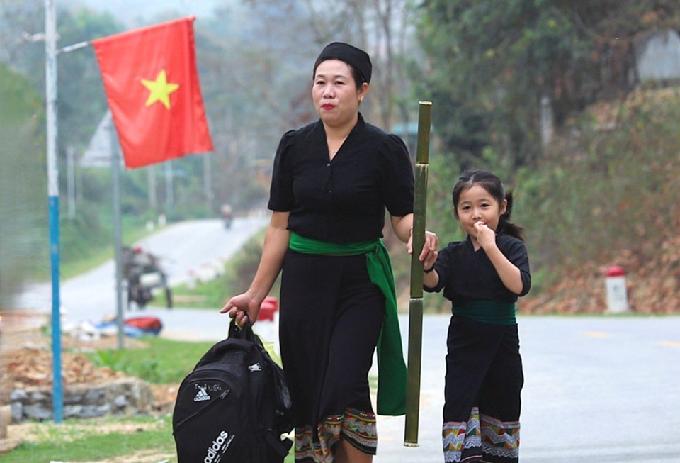 O Du children are brought by their families to the New Year Thunder Festival, where the village shaman performs the official naming ritual. (Photo: VNA)