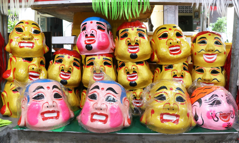 Handmade Earth God masks crafted by Mr. Truong Nhu Rem (Tran Hung Dao Street, Phu Xuan Ward, Hue City). (Photo: VNA)