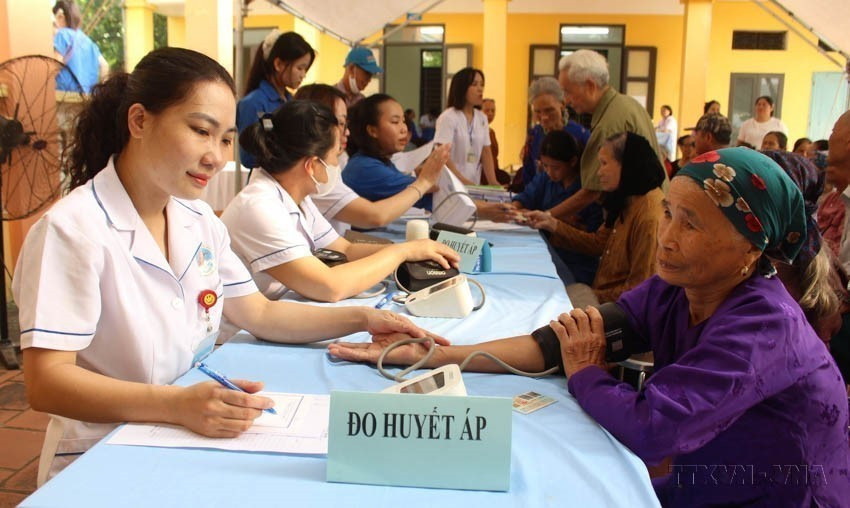 A health check-up programme for over 5,000 residents aged 70 and above in Da Phuc commune (Hanoi), supported by a number of hospitals and the army. (Photo: VNA)