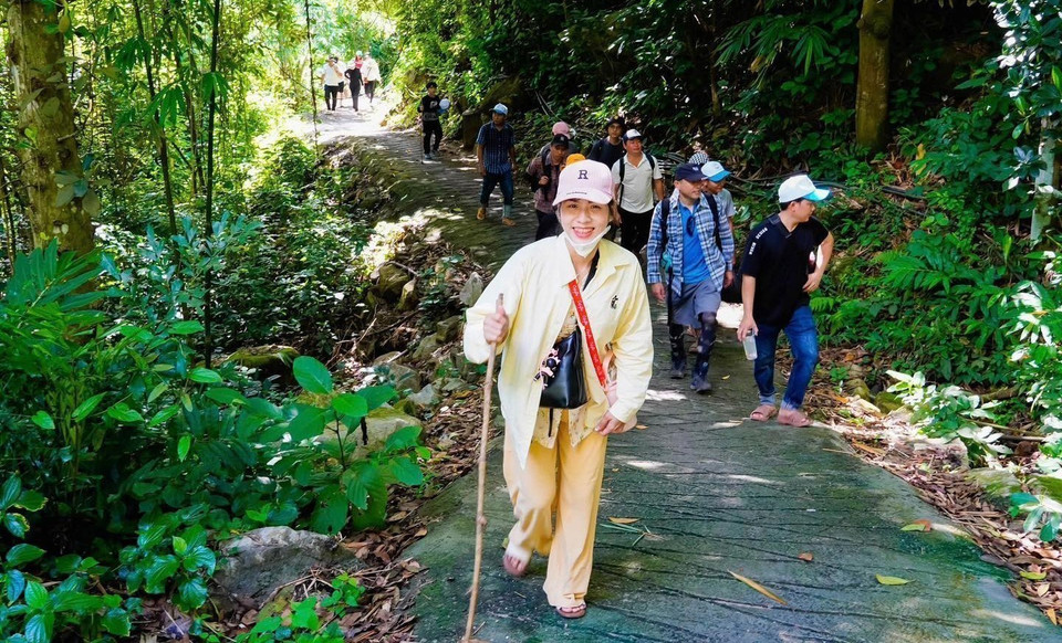 Tourists hiking to conquer the “roof” of the Mekong Delta. (Photo: VNA)
