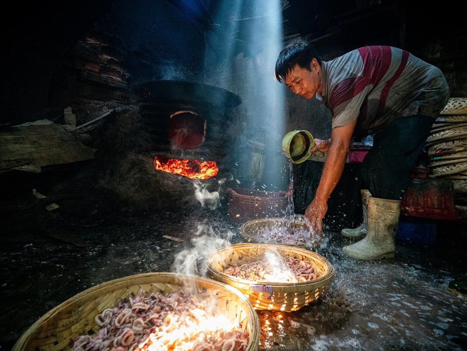 According to fish steamers at Quy Nhon port, the peak season is from March to September. During this period, several tons of fish and squid are steamed daily, with each batch taking 15–20 minutes, often requiring continuous work for 6–8 hours each night. (Photo: VNA)
