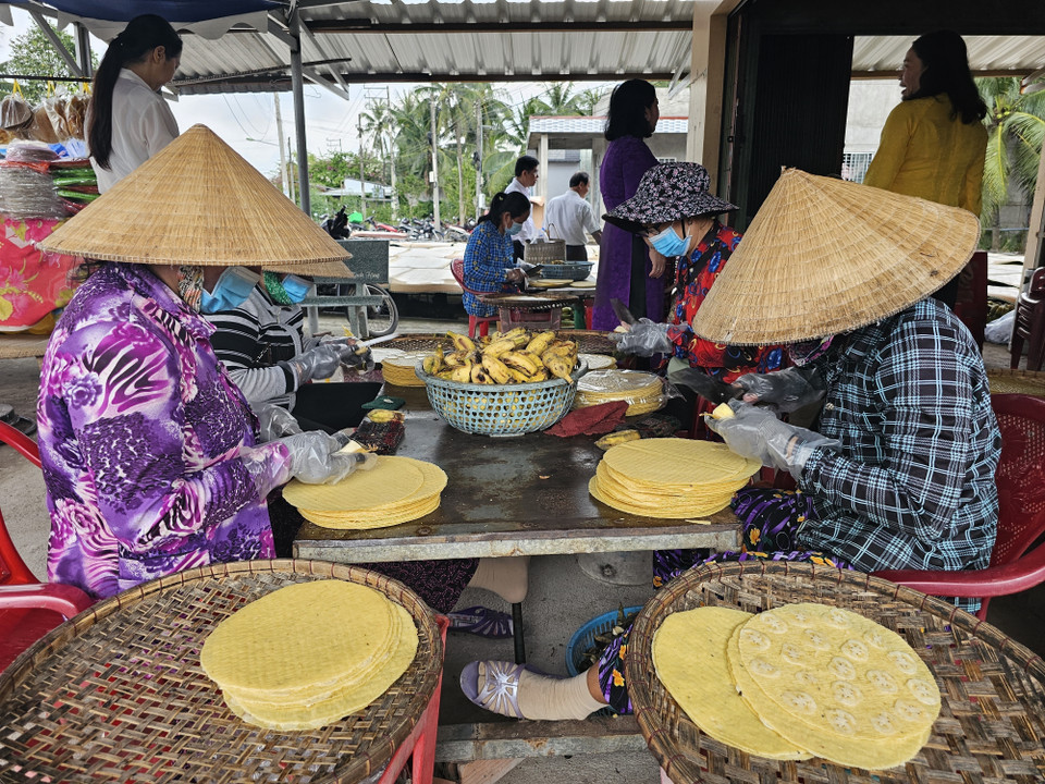 Workers at the Hai Sam rice paper facility are making banana rice paper. (Photo: VNA)