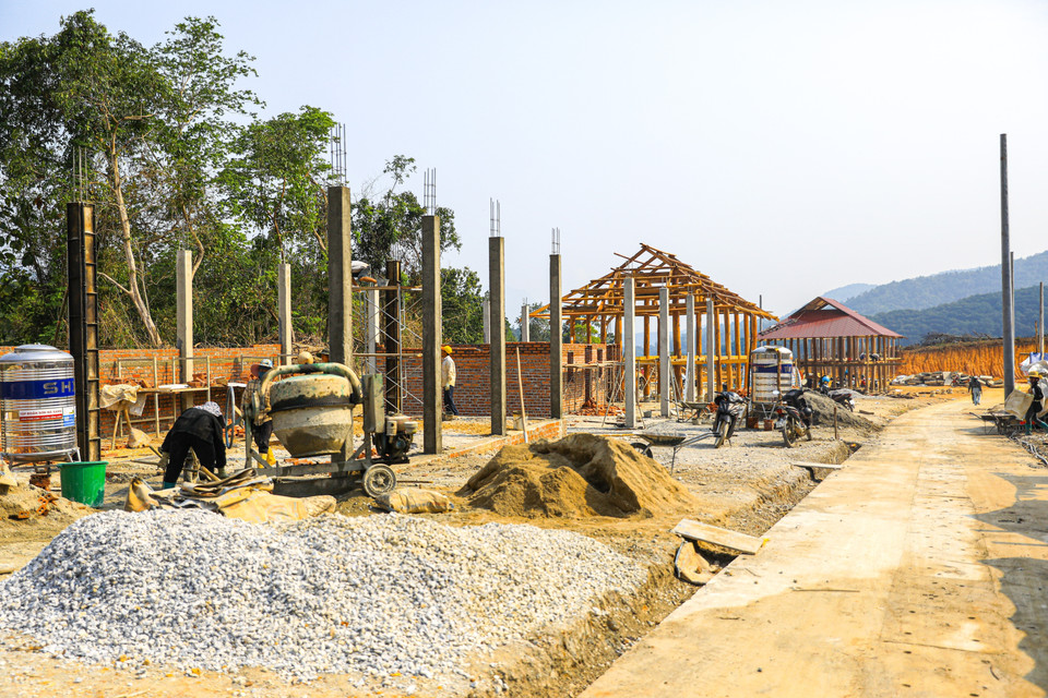 Many new houses in Muong Pon 2 are under construction. (Photo: VNA)