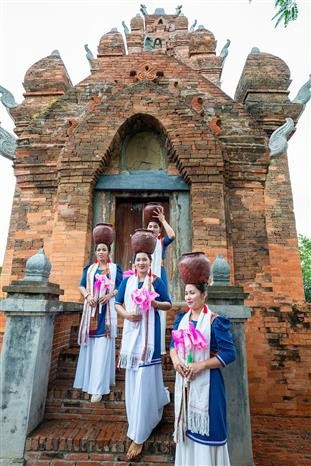 Products from My Nghiep village, with their distinctive Cham brocade motifs, are highly practical in daily life. (Photo: VNA)