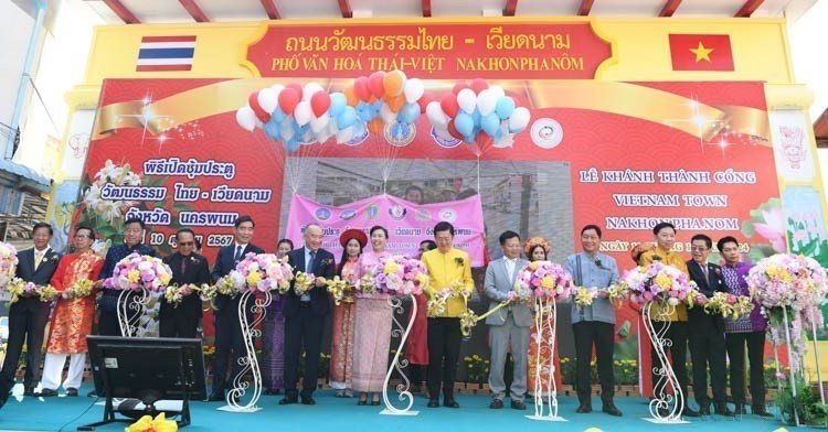The Thailand–Vietnam Cultural Street Gate is inaugurated on Nittayo Street, a main thoroughfare in Nakhon Phanom Province, Thailand, on October 10, 2024. (Photo: VNA)