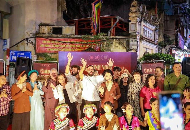 The traditional art space attracts great interest from both residents and tourists. (Photo: VNA)