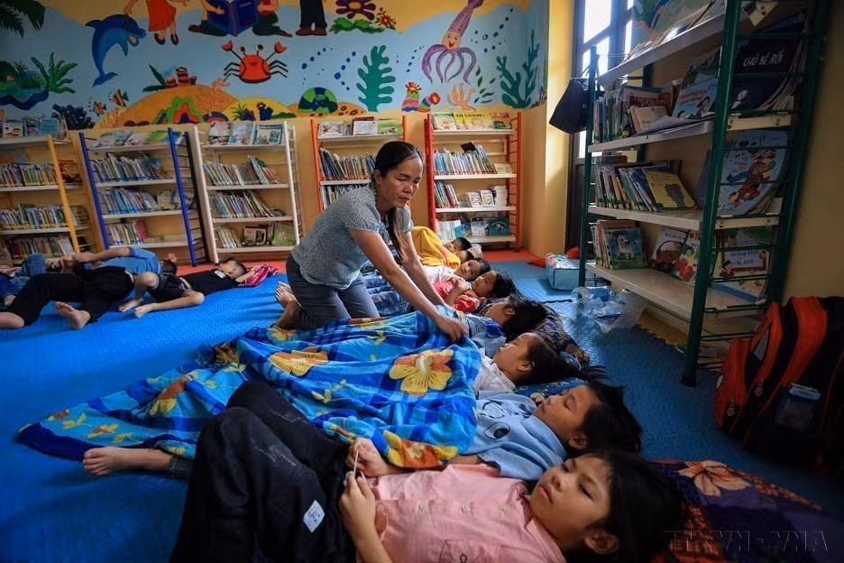 Vietnam is improving population quality through human rights-based and humane policies. In photo: A teacher cares for students in Rang Hamlet, Son Phu School (Hoa Binh). (Photo: VNA)