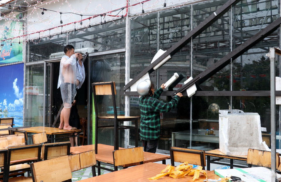 Glass doors at a seafood restaurant in Bai Chay Ward (Quang Ninh province) are reinforced and secured. (Photo: VNA)