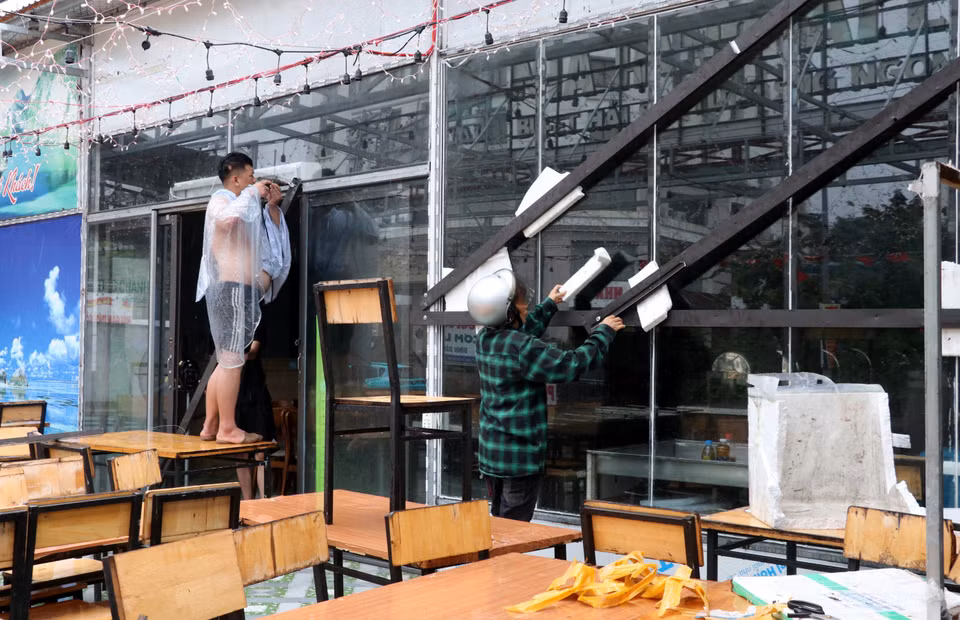 Glass doors at a seafood restaurant in Bai Chay Ward (Quang Ninh province) are reinforced and secured. (Photo: VNA)