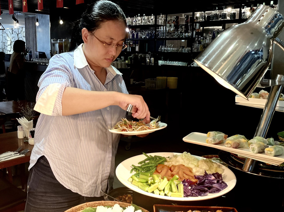 A diners enjoying fresh vegetable salad. (Photo: VNA)
