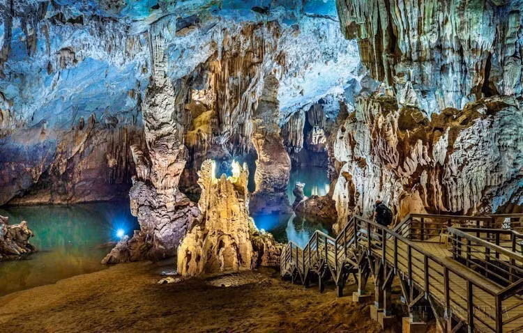 The scenery inside Phong Nha Cave. (Photo: Published by VNA)