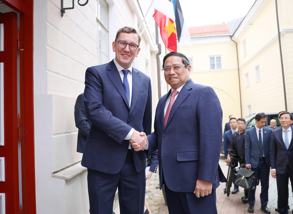 Prime Minister Kristen Michal welcomes Prime Minister Pham Minh Chinh. (Photo: VNA)