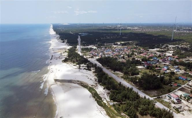 The Quang Tri coastal road opens up development opportunities for areas along the shoreline. (Photo: VNA)
