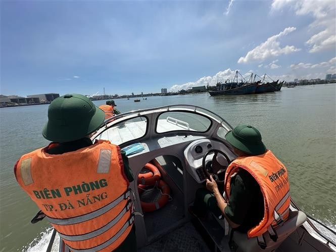 Officers and soldiers from Son Tra Border Guard Station (under Da Nang Border Guard Command) patrol the Da Nang estuary. (Photo: VNA)