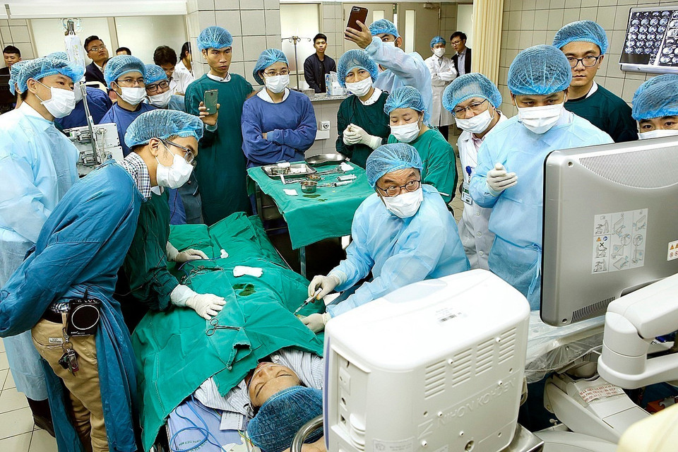 A Japanese expert transfers radiofrequency ablation techniques for liver tumor treatment using a Leveen needle to doctors at Bach Mai Hospital (Hanoi, Dec. 8, 2018). (Photo: VNA)