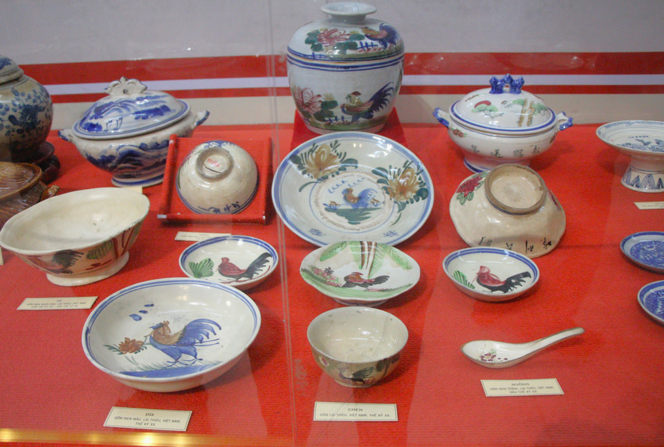 Diverse ceramic artefacts showcased at the exhibition. (Photo: VNA)