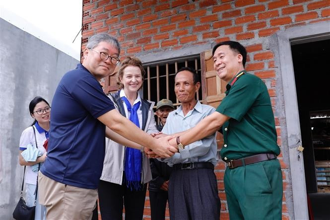 Mrs. Caitlin Wiesen, UNDP Resident Representative in Vietnam, visits residents in a cleared mine area in Cat Nhon commune, Phu Cat district, Binh Dinh province (now Gia Lai province), October 20, 2020. (Photo: VNA)