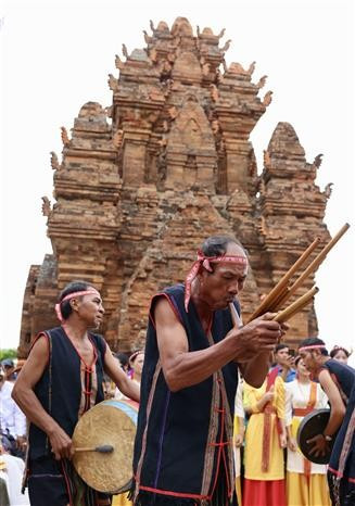 The harmony between the Cham Saranai oboe and the Raglai gourd khene reflects the solidarity between ethnic groups in Vietnam’s great family. (Photo: VNA)