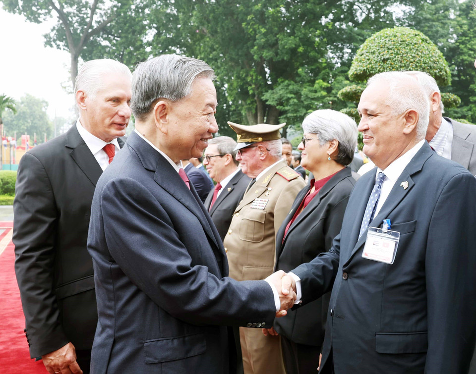Party General Secretary To Lam shakes hands with members of the Cuban high-level delegation. (Photo: VNA)