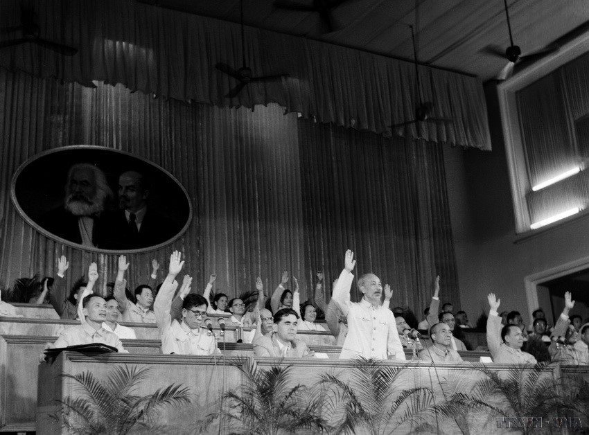4. President Ho Chi Minh and delegates vote to approve documents at the 3rd National Party Congress (September 1960). (Photo: VNA)