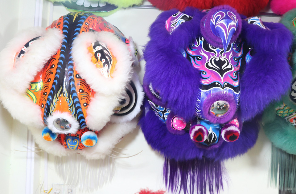 Large, colorful lion heads crafted by Mr. Truong Nhu Rem (Tran Hung Dao Street, Phu Xuan ward, Hue city). (Photo: VNA)
