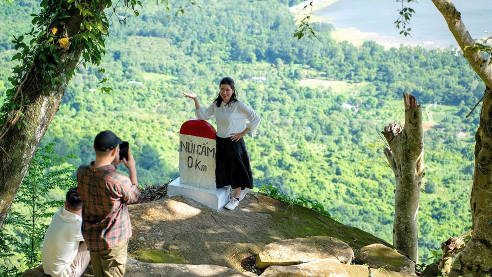 Visitors “checking in” in front of Thac Suoi Tien Homestay. (Photo: VNA)