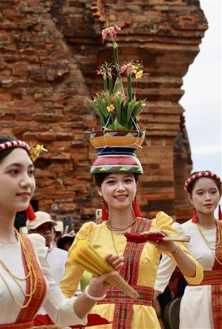 Graceful Cham women in festive costumes perform traditional dances. (Photo: VNA)