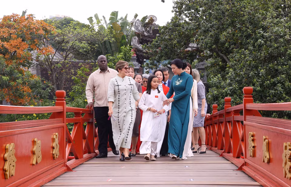The two spouses on The Huc Bridge. (Photo: VNA)