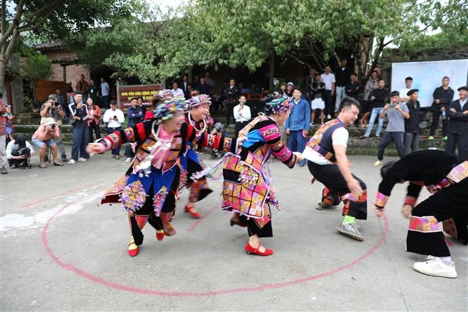 Lo Lo villagers perform traditional dances, attracting large numbers of visitors to experience local culture. (Photo: VNA)