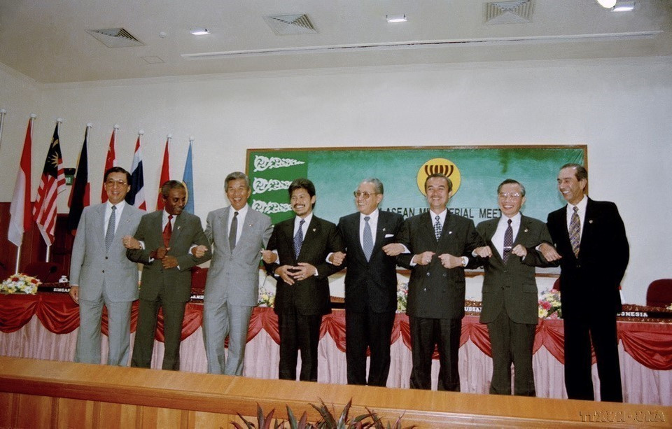 Diplomacy paves the way for deeper regional and global integration, marked by milestones such as joining ASEAN, APEC, and the WTO. In photo: Foreign Minister Nguyen Manh Cam (second from right), ASEAN Secretary-General and ASEAN Foreign Ministers at the meeting admitting Vietnam as ASEAN’s seventh member, Bandar Seri Begawan, Brunei, July 28, 1995. (Photo: VNA)