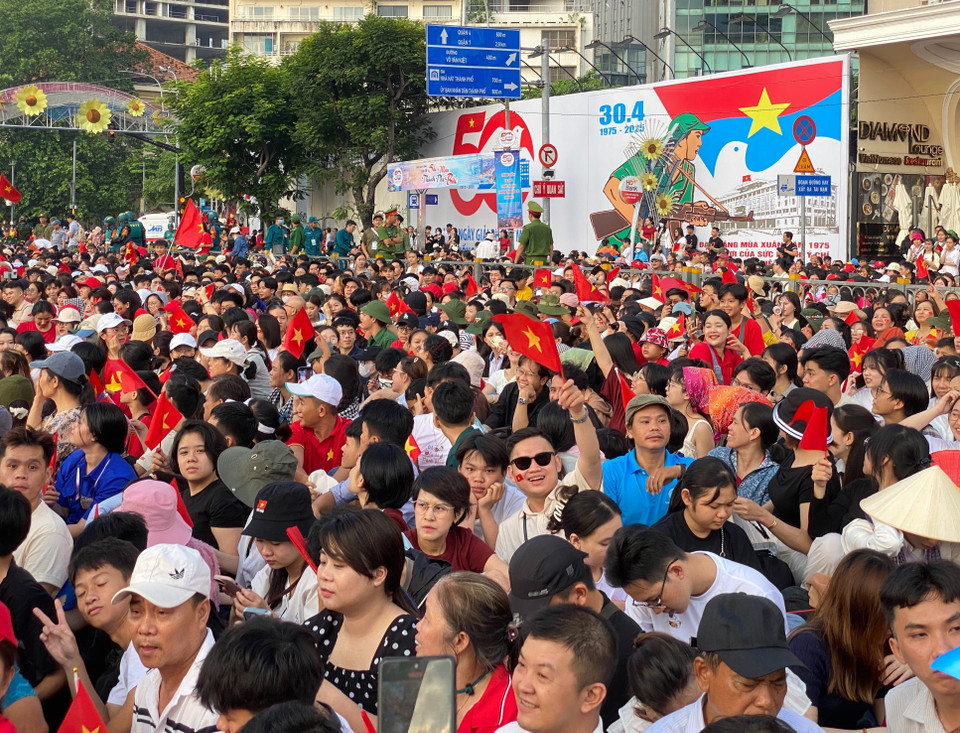 People eagerly watch the full dress rehearsal. (Photo: VNA)