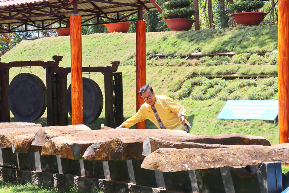 Artisan Truong Dinh Chieu performs on the lithophone at the S'tieng Ethnic Culture Preservation Area in Bom Bo Hamlet, Dong Nai province. (Photo: VNA)