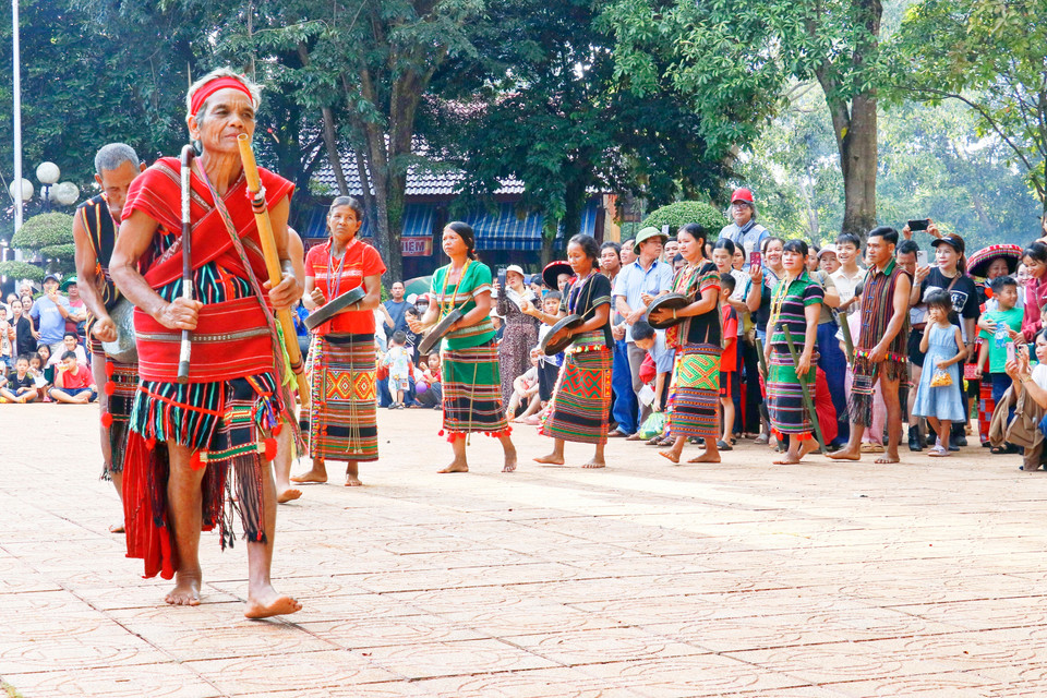A re-enactment of the communal friend-making ceremony of the S’tieng and M’nong ethnic groups at the S'tieng Ethnic Culture Preservation Area in Bom Bo Hamlet, Dong Nai province. (Photo: VNA)