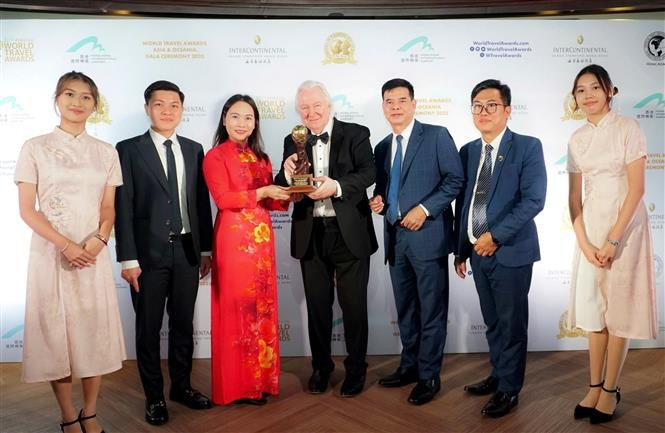 A representative of Tuyen Quang province receives the “UNESCO Global Geopark Dong Van Karst Plateau, Tuyen Quang, Vietnam – Asia’s Leading Regional Cultural Destination 2025” award from the World Travel Awards. (Photo: VNA)