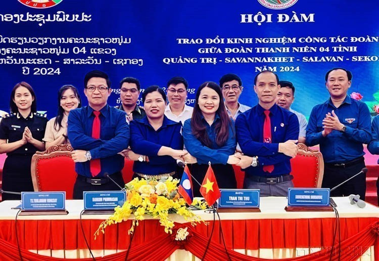Youth Unions of Quang Tri Province and the three Lao provinces of Savannakhet, Salavan, and Sekong sign a joint statement at the 4-province Youth friendship meeting to share experiences in youth union activities and adolescent movements (August 28, 2024). (Photo: VNA)