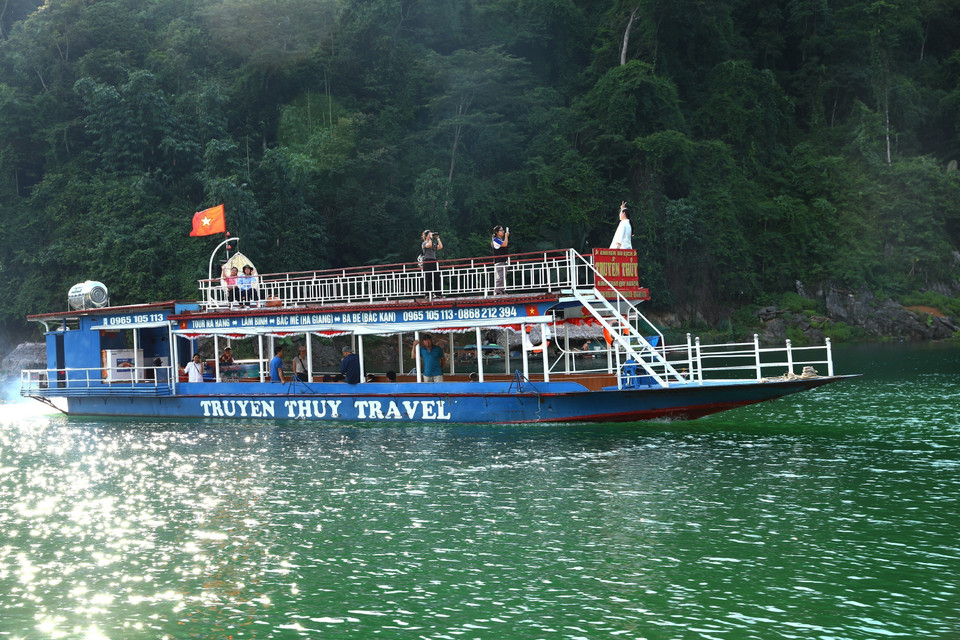 A tourist boat takes visitors to explore the Tuyen Quang hydropower reservoir. (Photo: VNA)