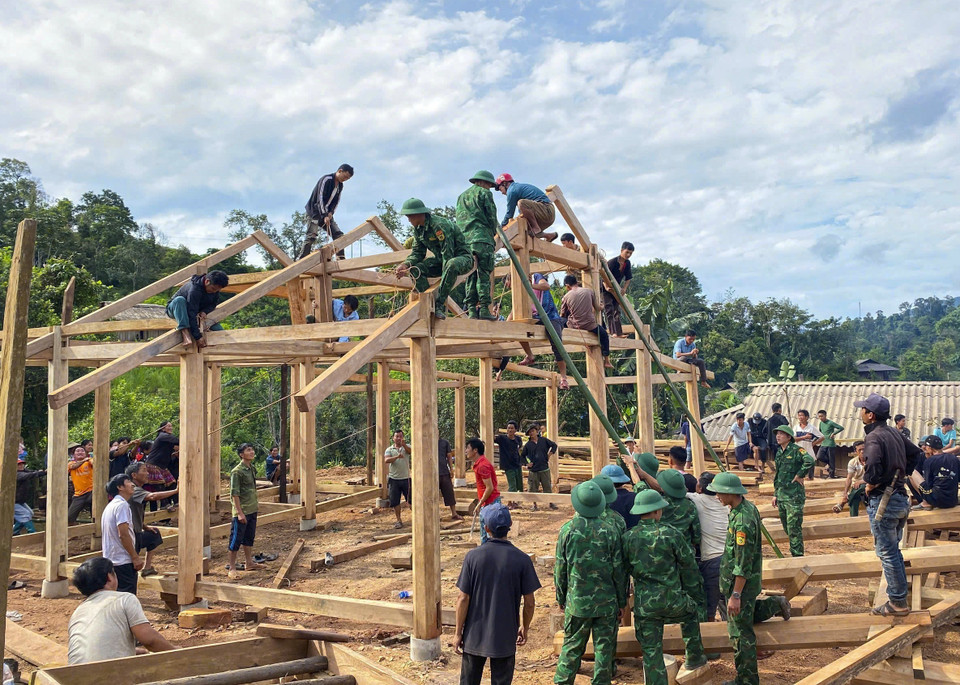 Border guards help set up homes for poor families. (Photo: VNA)