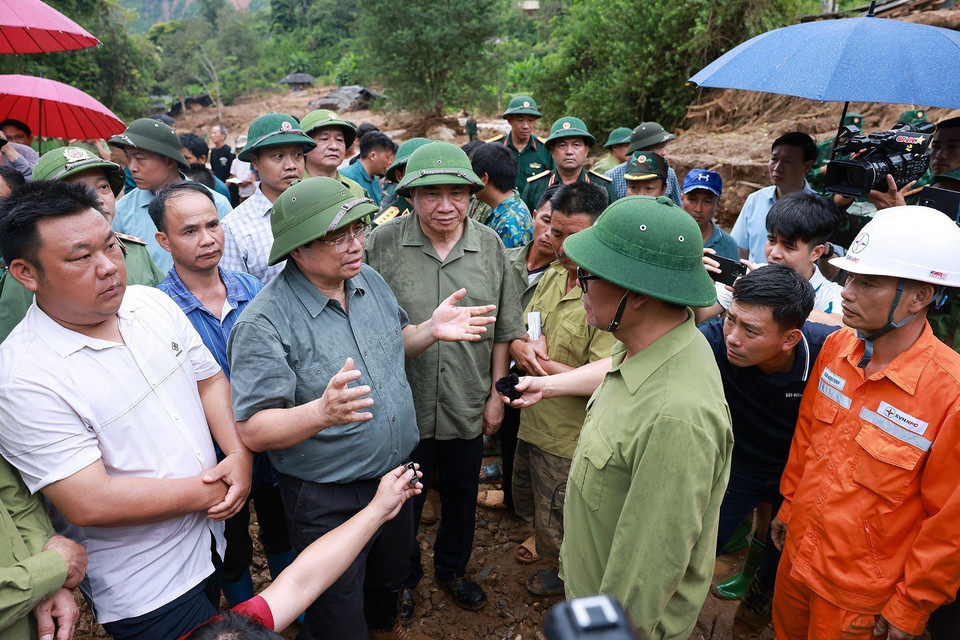 Prime Minister Pham Minh Chinh encourages forces involved in post-flood recovery efforts in Xa Dung commune, Dien Bien province. (Photo: VNA)